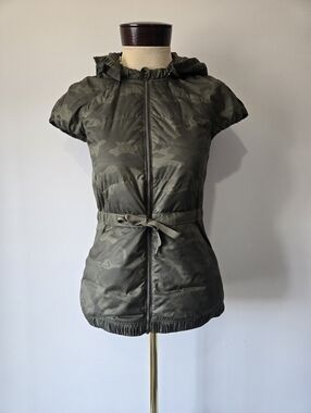 Lululemon Athletica Duck Down Short Cap Sleeve Puffer Vest in Olive Camo. Size 4
